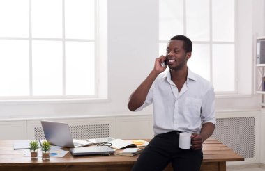 Genç siyah işadamı modern beyaz Office belgeleri okuyun