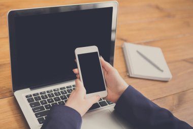 Dizüstü bilgisayar ve akıllı telefon kullanan kadın Close-Up