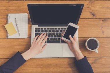 Kahve Dükkanı, dizüstü bilgisayar kullanan kadın yakın çekim