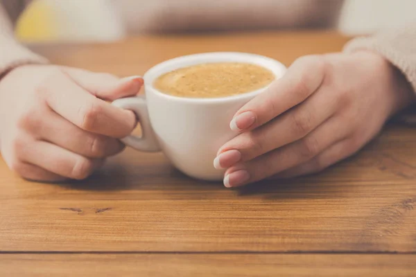 Close-up de mulher com xícara de café no café — Fotografia de Stock