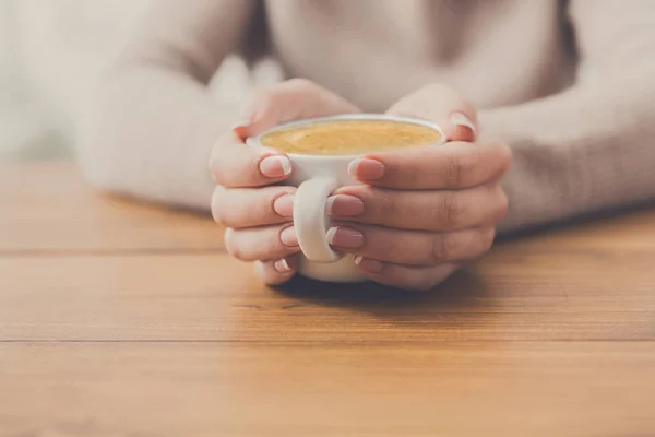 Nahaufnahme einer Frau mit einer Tasse Kaffee im Café — Stockfoto