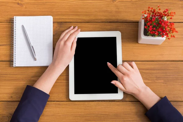 Frau mit Tablette im Café, Nahaufnahme — Stockfoto