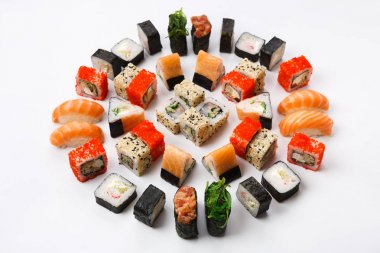 Suşi, maki ve beyaz arka plan üzerinde izole rulo