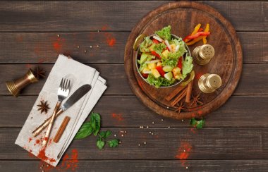 Vegan ve vejetaryen bir Hint restoranı tabak, taze sebze salatası