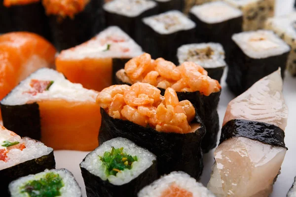Gunkan, sushi, maki i bułki na białym tle zbliżenie z pałeczkami — Zdjęcie stockowe