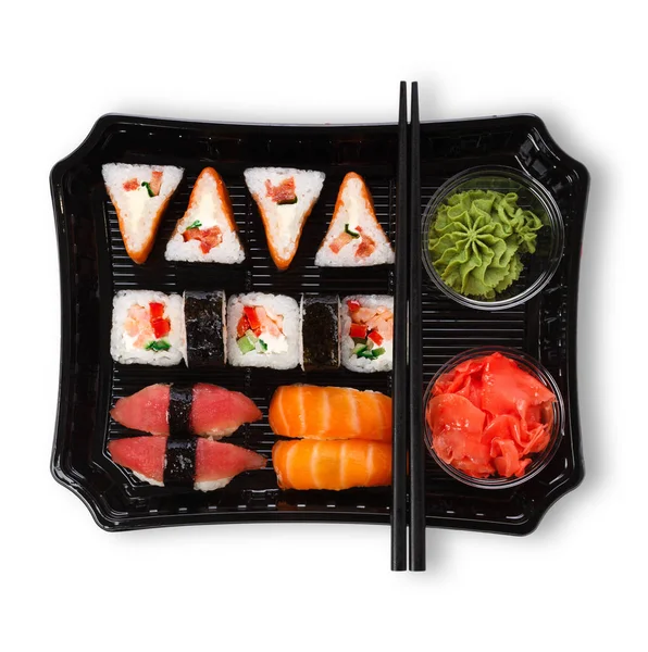 Zestaw sushi maki i rolkach zbliżenie w dostawy pole na białym tle w biały — Zdjęcie stockowe