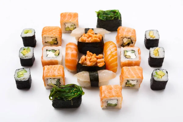 Set de sushi, maki y rollos aislados sobre fondo blanco — Foto de Stock