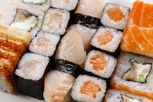 Conjunto de sushi, maki e rolos de fundo — Fotografia de Stock