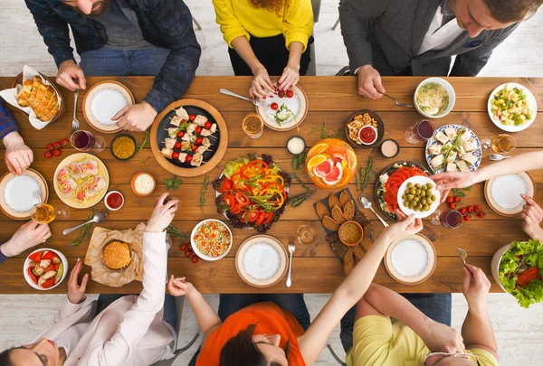 As pessoas comem refeições saudáveis no jantar de mesa servido — Fotografia de Stock