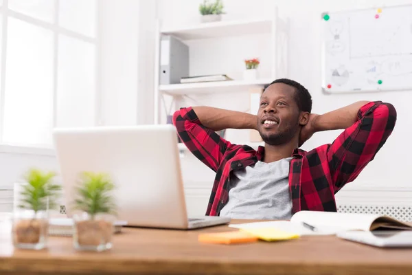 Jovem homem de negócios descontraído com laptop no escritório branco moderno — Fotografia de Stock