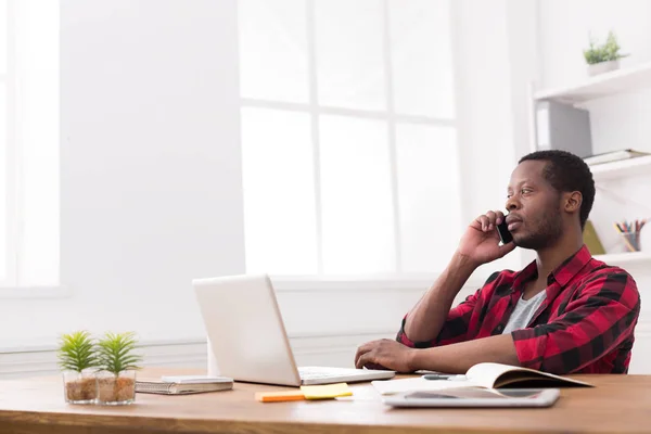 Νέοι μαύρο επιχειρηματίας κλήση κινητό τηλέφωνο σε μοντέρνα λευκό γραφείο — Φωτογραφία Αρχείου