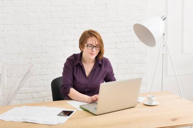 Orta yaşlı mimar kadın ofiste