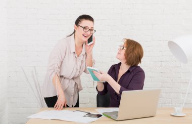 Ekip çalışması. Kadınlar office projesinde tartışmak