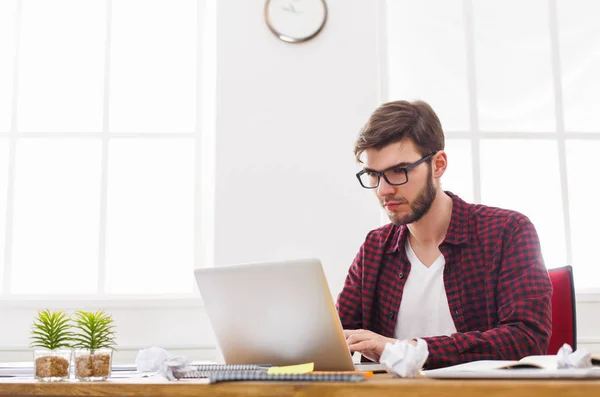 Ung affärsman arbetar med laptop i modern vit office — Stockfoto