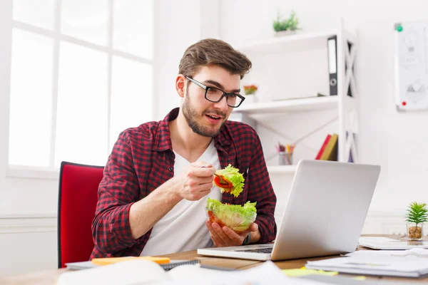 El hombre tiene sano almuerzo de negocios en el interior de la oficina moderna — Foto de Stock