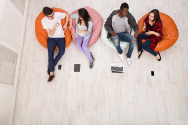 Kahve molası, grup öğrenci sınava hazırlanıyor