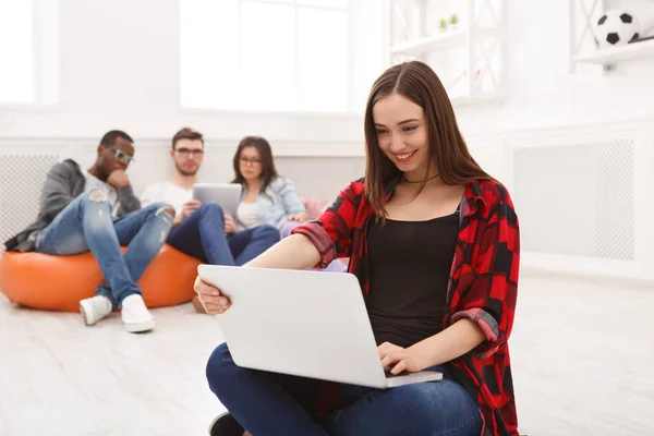 Freelancer mulher trabalha em co-working office — Fotografia de Stock