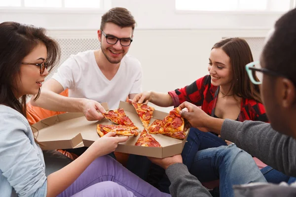 Studenten delen pizza thuis partij — Stockfoto