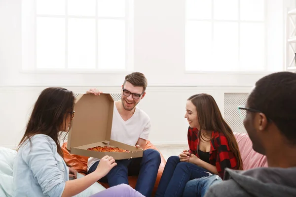Studentów, udostępnianie dostawy pizzy w coworking lub w domu — Zdjęcie stockowe