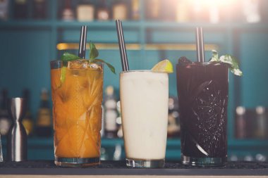 Gece kulübü bar yaratıcı egzotik alkol kokteyller