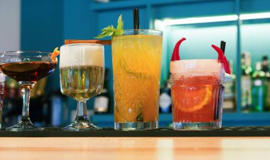 Gece kulübü bar yaratıcı alkol kokteyller