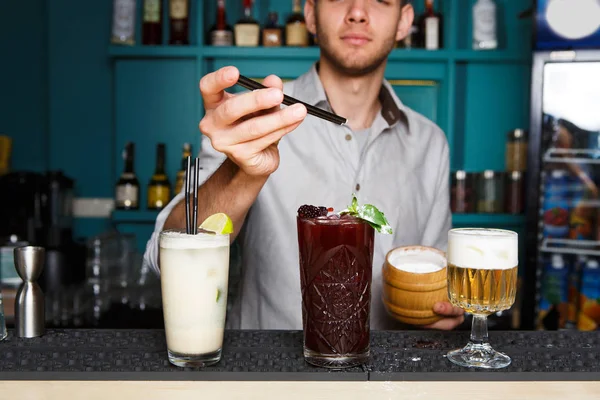 Young Barman oferă cocktailuri în barul clubului de noapte — Fotografie, imagine de stoc