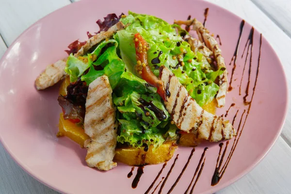 Comida saludable para restaurantes, ensalada de pavo de cerca — Foto de Stock