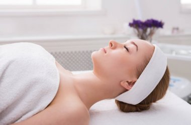 Yordam için spa bekleyin kadında