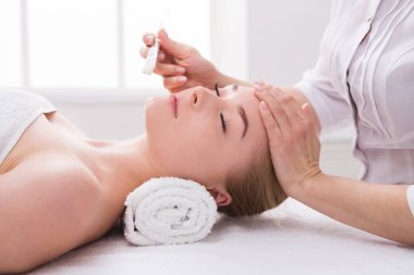 Kadın yüz maskesi Şevval Özçelik Güzellik Spa tarafından alır