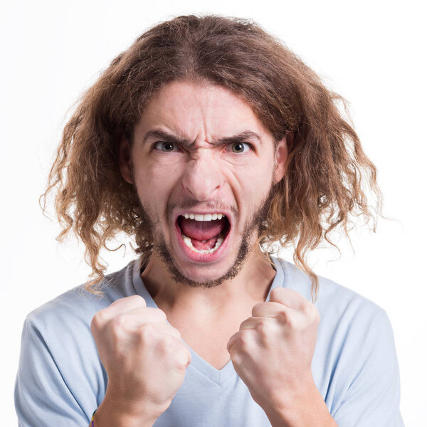 Злой, яростный человек громко кричит
