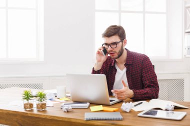 Genç işadamı okuma modern beyaz office belgelerinde konsantre