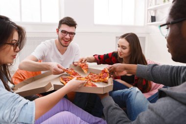 Evde pizza paylaşımı öğrenci parti