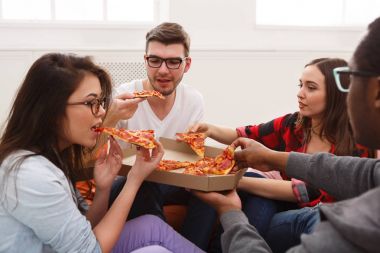Evde pizza paylaşımı öğrenci parti