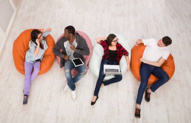 Arkadaşlar kapalı sıraya oturan araçları kullanma