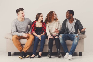 Takım çalışması, genç meslektaşları iş fikirleri tartışmak.