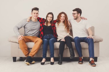 Koltukta oturan genç insanlar, arkadaşları ile parti