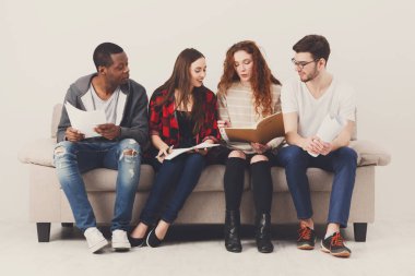 Çeşitli genç öğrenciler evde sınavına hazırlık