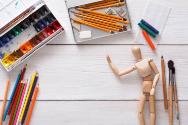 Boya ve ahşap ressam adam fırçalarla, nesne