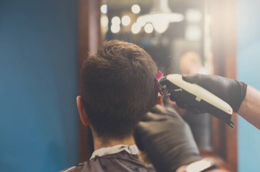 Berber, Kuaför tarafından Başlarken saç kesimi dostum