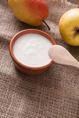 Kahvaltıda ev yapımı doğal çiftçi yoğurt