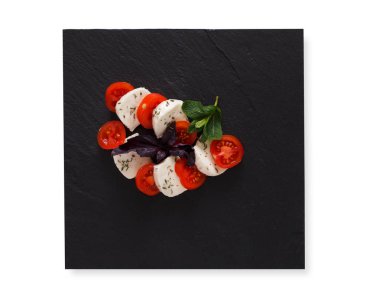 Siyah taş zemin üzerine ev yapımı Mozzarella peyniri