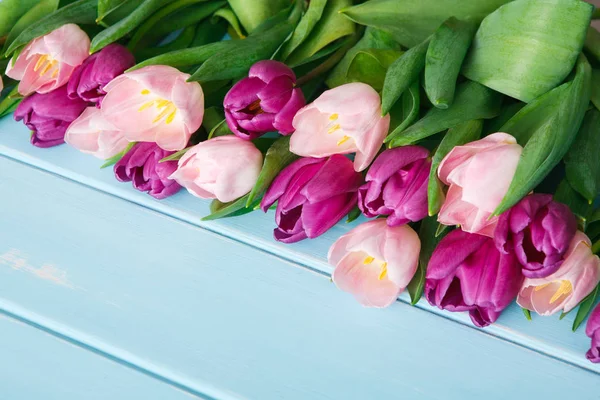 Розовые тюльпаны на фоне синего дерева, пространство для копирования — стоковое фото