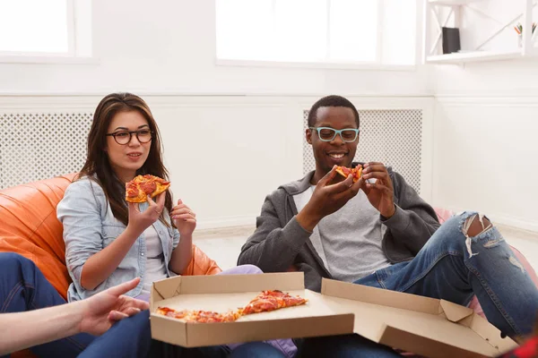 Estudiantes compartiendo pizza en casa — Foto de Stock