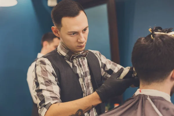 Hombre consiguiendo corte de pelo por peluquero en la barbería —  Fotos de Stock