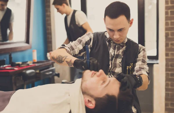Człowiek coraz fryzura przez fryzjera o fryzjera — Zdjęcie stockowe