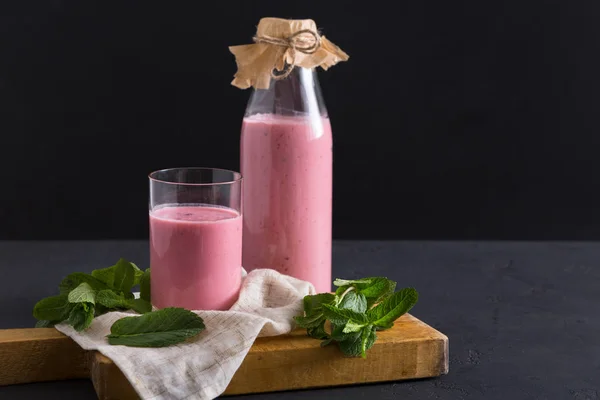 Kost, detox, hälsosam mat, yoghurt eller smoothie — Stockfoto