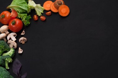 Kopya alanı siyah zemin üzerine taze sebze bol
