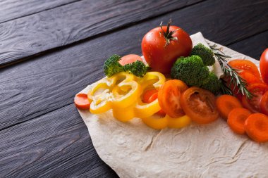 Kopya alanı pide ekmek zemin üzerine taze sebze