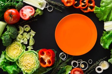 Çerçeve kopya alanı ahşap zemin üzerine taze sebze