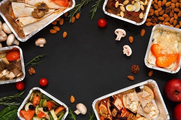 Comida saudável levar em caixas, fundo em preto — Fotografia de Stock